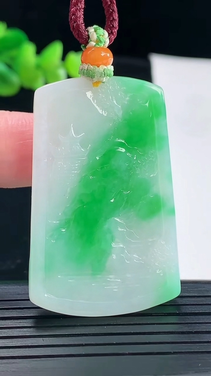 天然A货翡翠山水牌吊坠，尺寸46-30-5.8重量:19.06g
5月6日