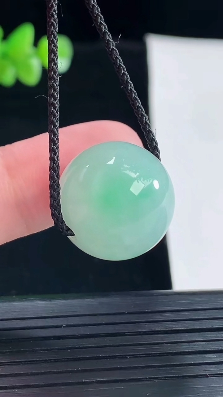 天然A货翡翠圆珠吊坠，尺寸18重量:10.00g
5月6日
