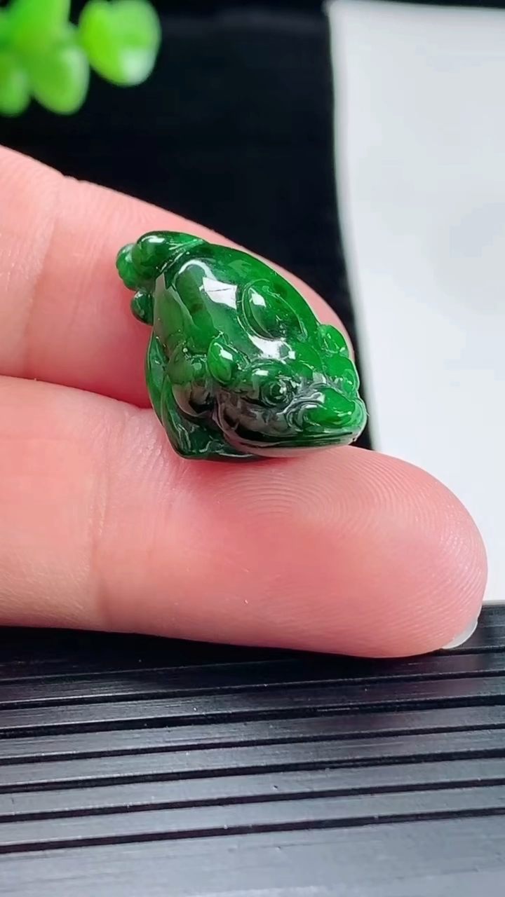 天然A货翡翠金蟾吊坠，尺寸24.2-14-12.5重量:5.55g
5月6日