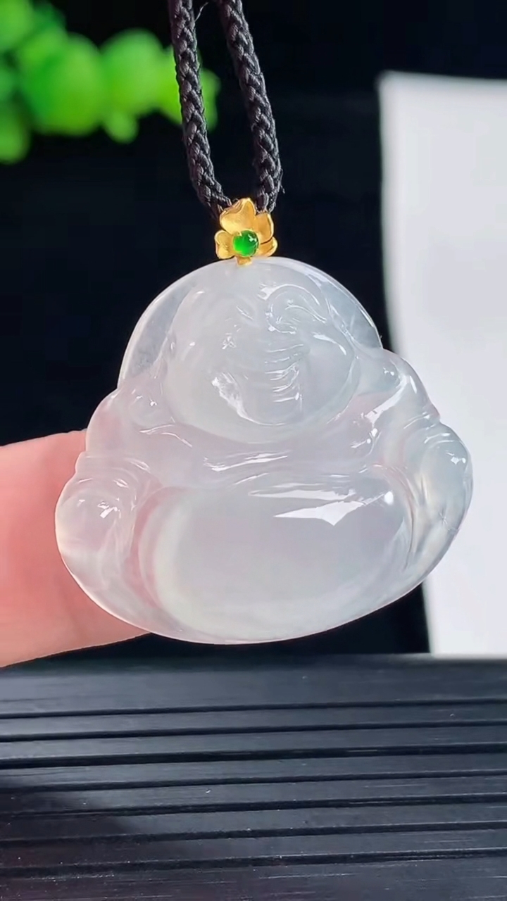 天然A货翡翠种白冰佛公吊坠，尺寸25-29.5-5重量:5.40g
5月6日