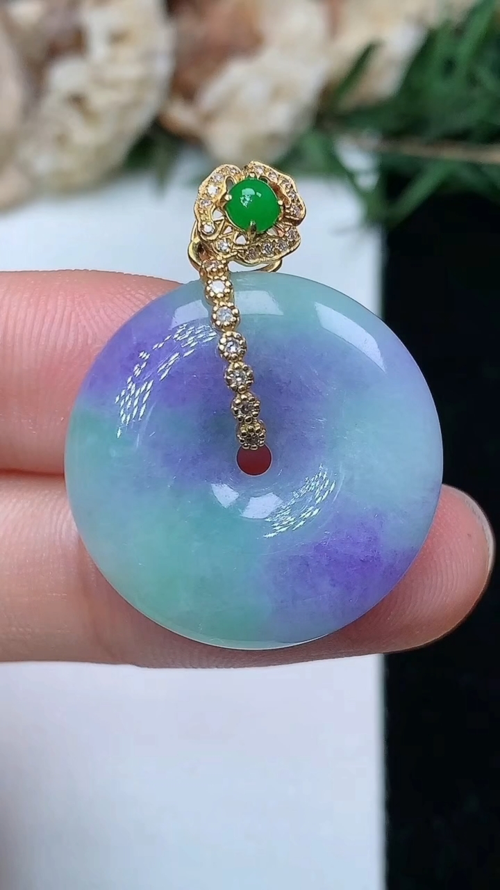 天然A货翡翠k金春带彩 紫罗兰平安扣吊坠，尺寸22.6-5.5，重量:6.72g
5月6日