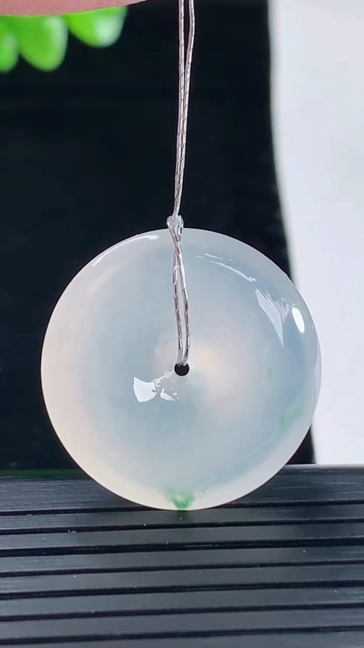 天然A货翡翠种飘花平安扣吊坠，尺寸25-6重量:7.23g
5月6日