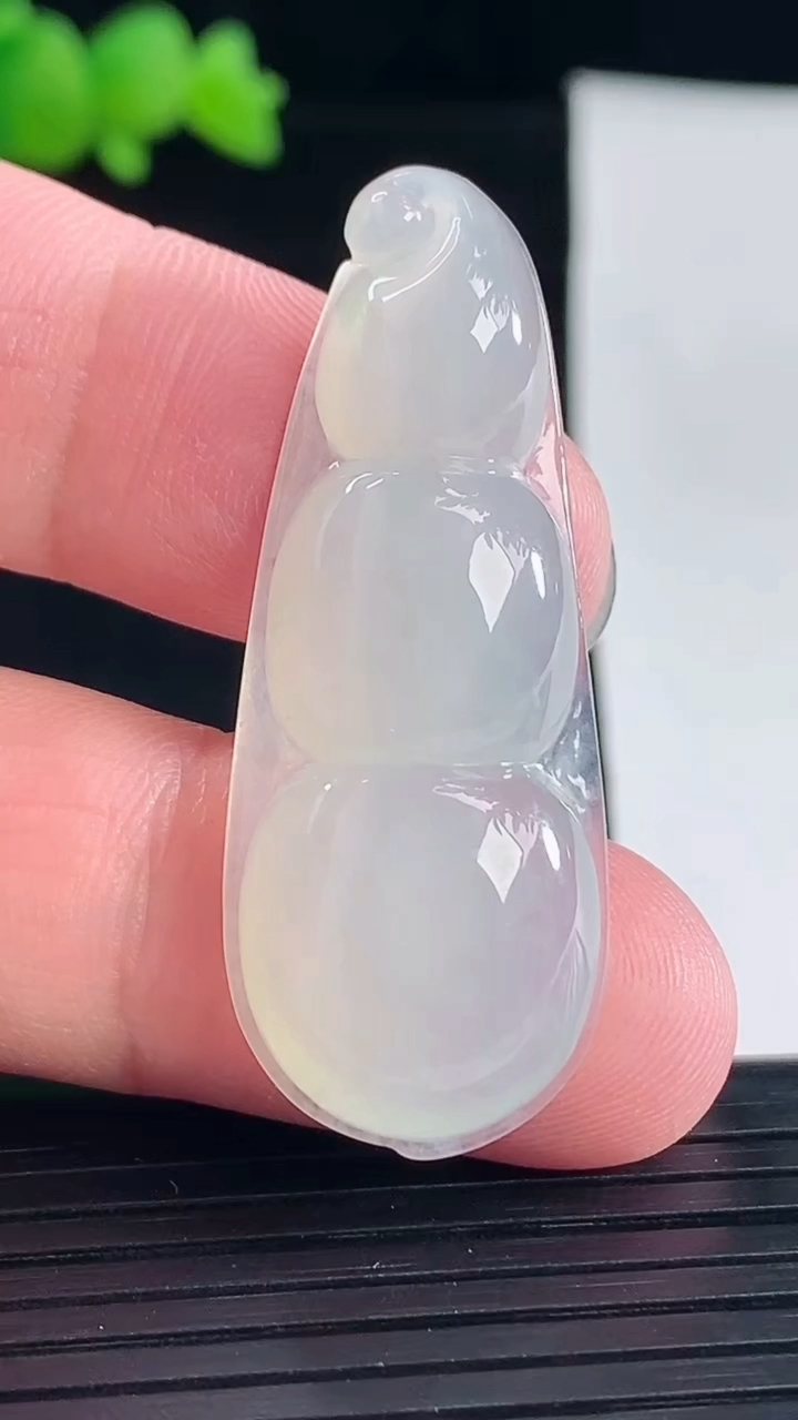 天然A货翡翠福豆吊坠，尺寸44-17-6.5重量:7.95g
5月6日
