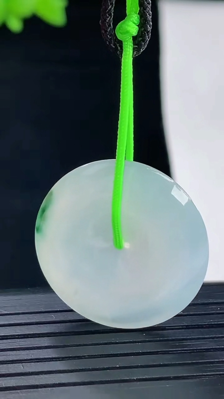 天然A货翡翠冰种飘花平安扣吊坠，尺寸26-5.5重量:6.85g
5月6日