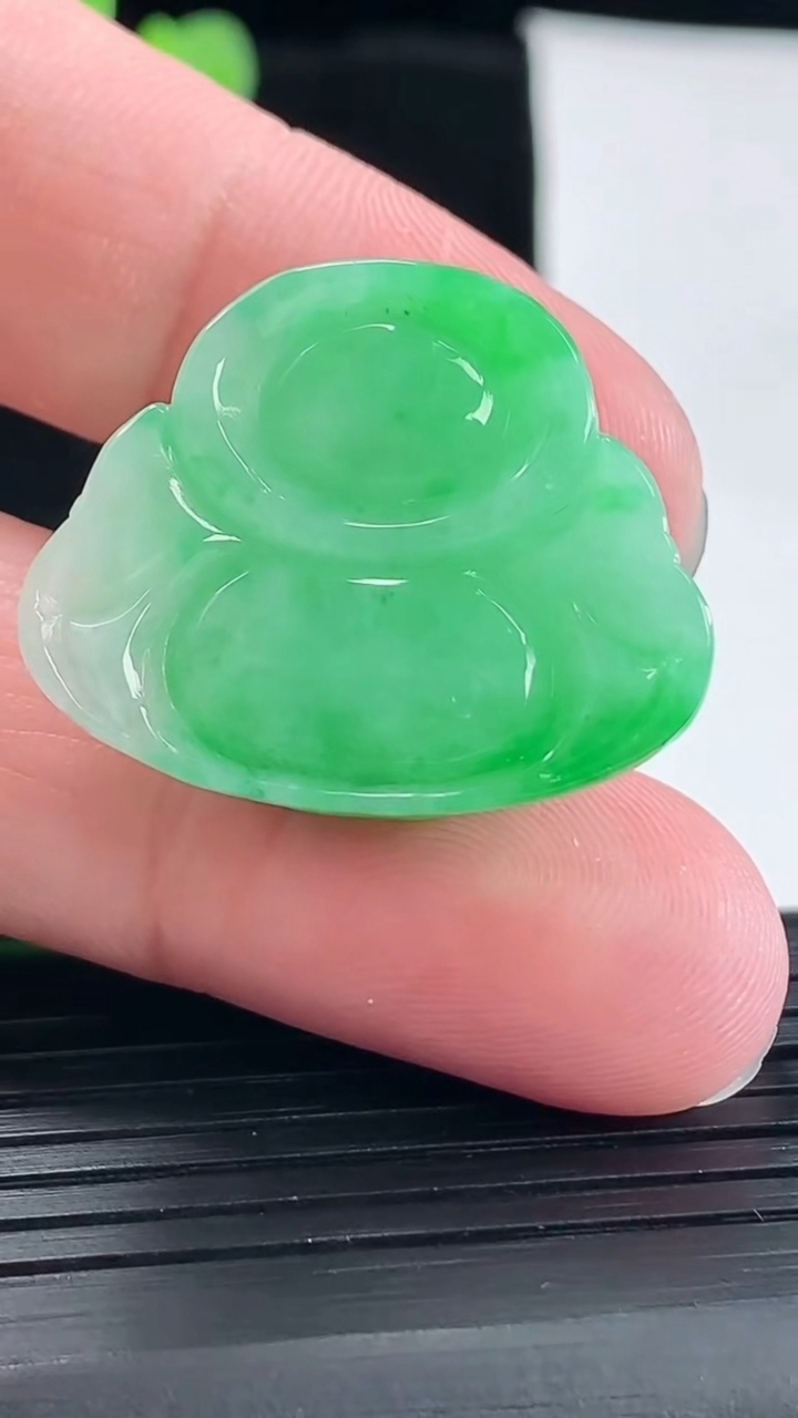 天然A货翡翠佛公吊坠，尺寸24.2-29.5-9.2重量:9.65g
5月6日