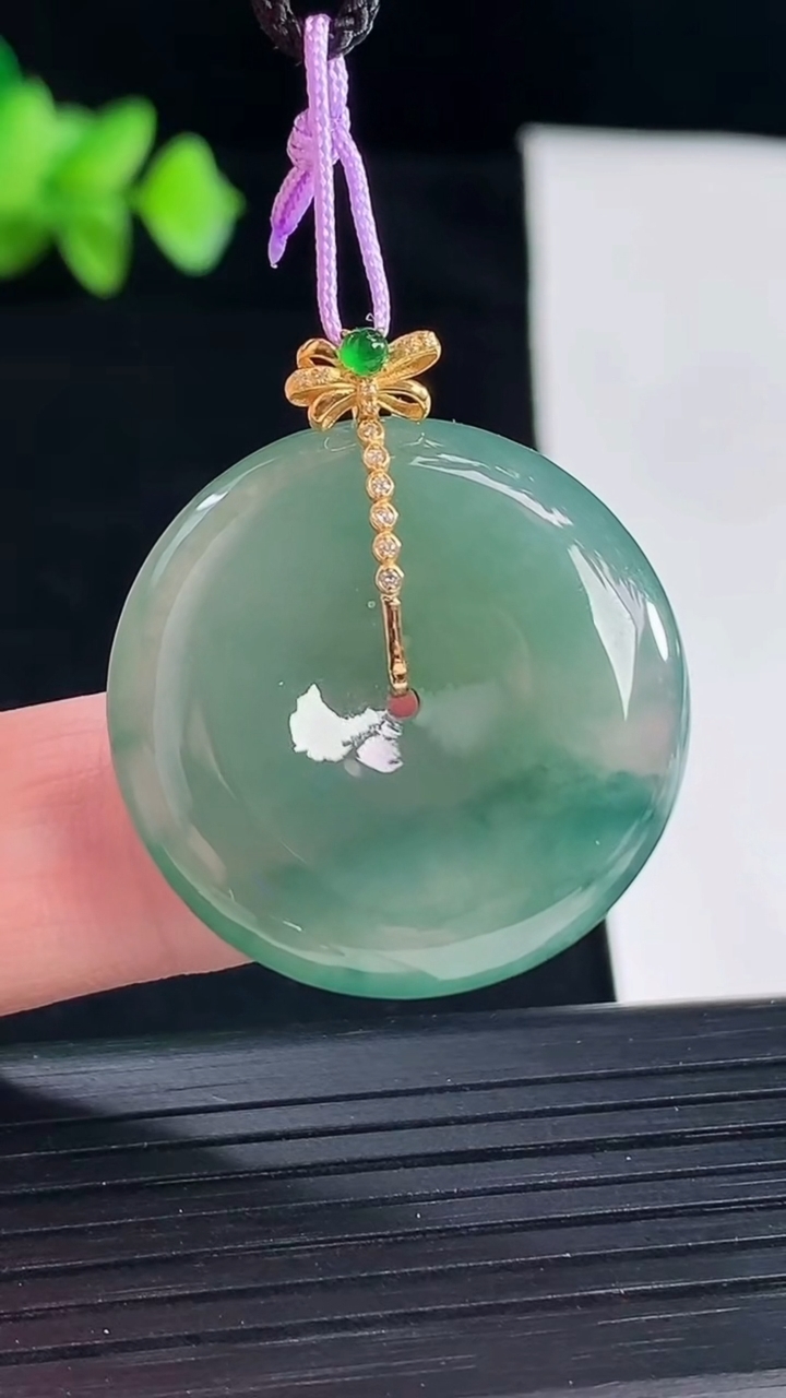 天然A货翡翠种飘花平安扣吊坠，尺寸28-5重量:8.45g
5月7日