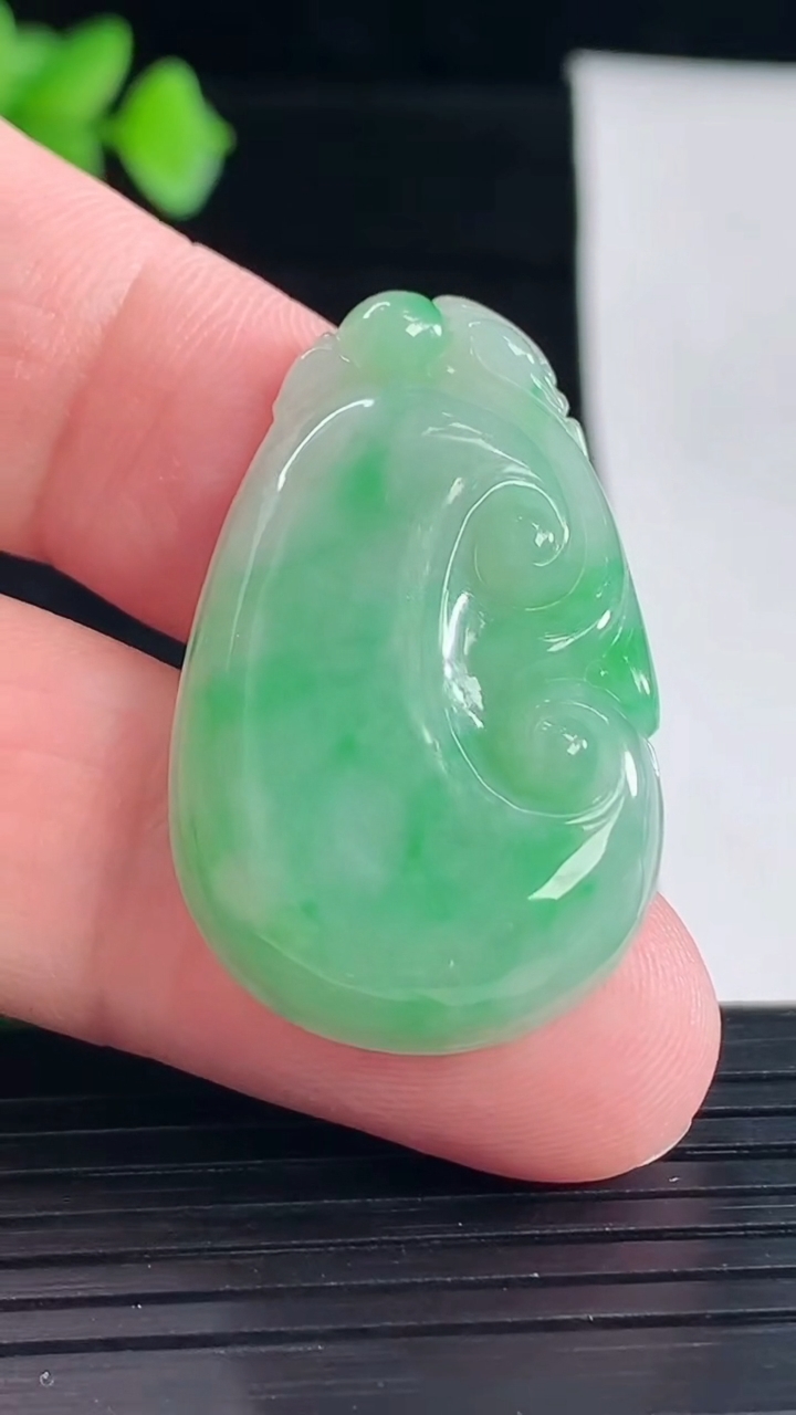 天然A货翡翠如意吊坠，尺寸35.6-22-6重量:9.10g
5月7日