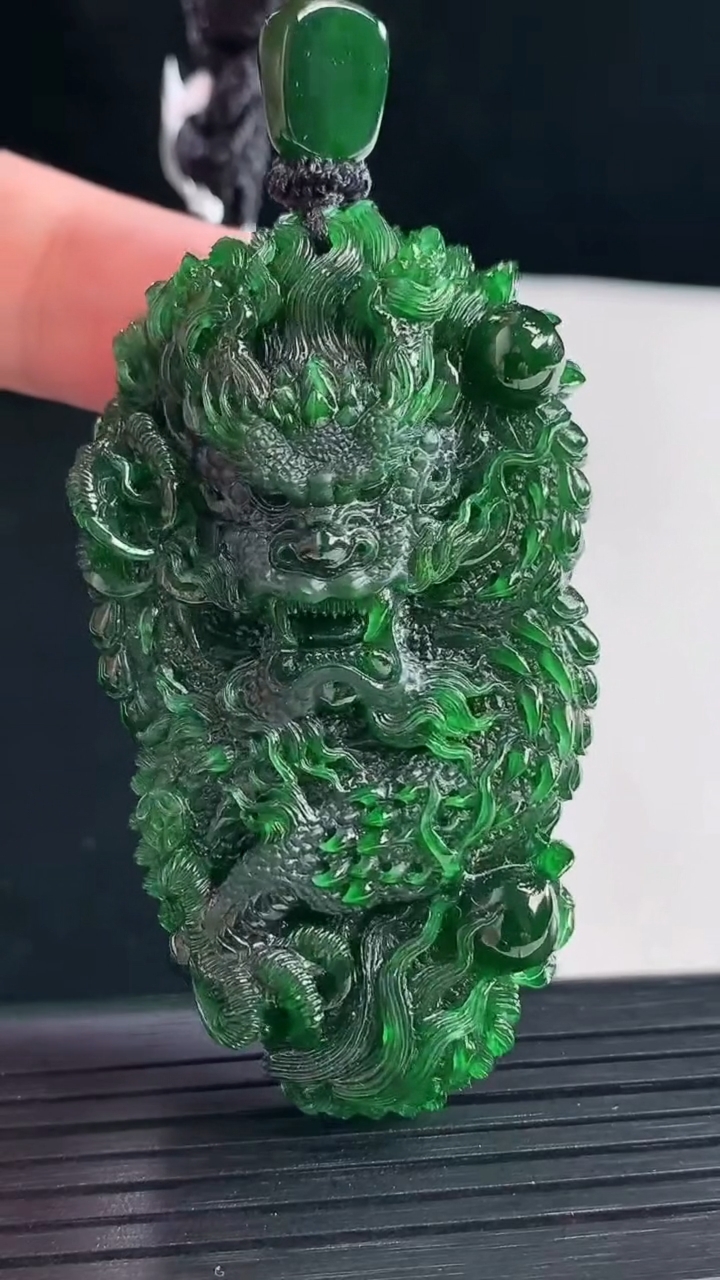 天然A货翡翠龙牌吊坠，尺寸62.5-35-16.5重量:45.86g
5月7日