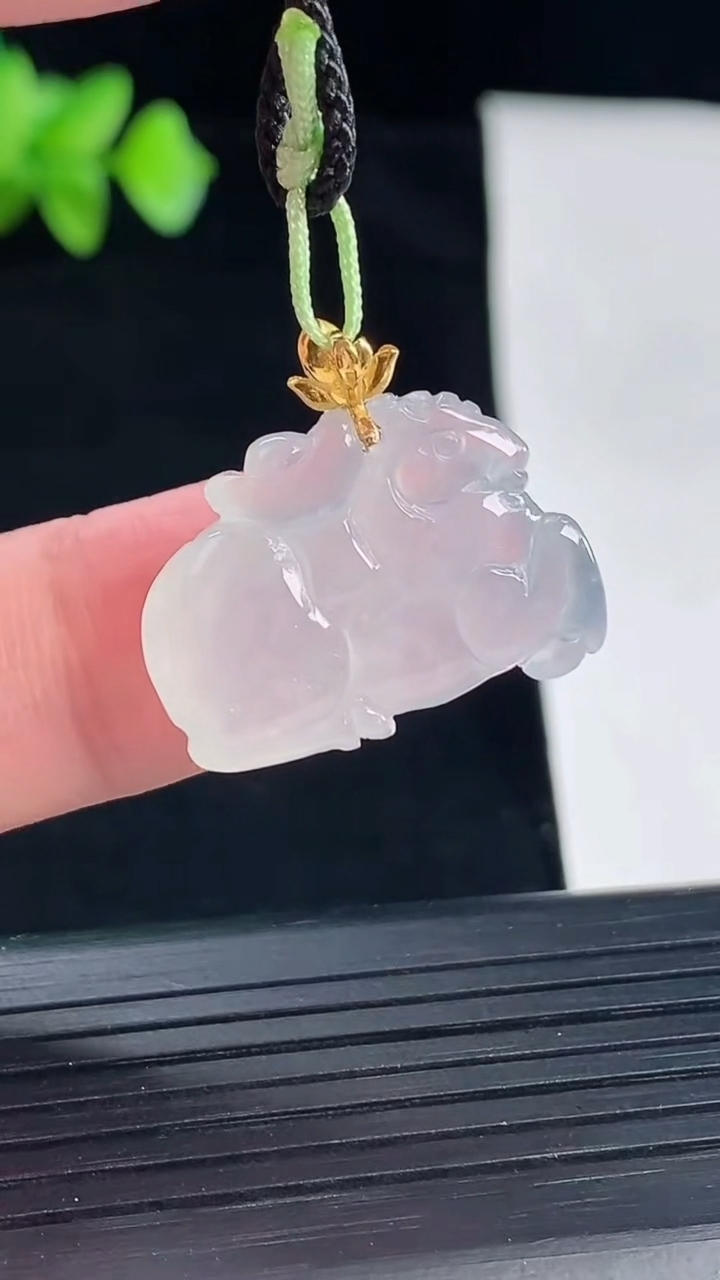 天然A货翡翠种白冰生肖马吊坠，尺寸22.6-16-7.2重量:4.8g
5月7日