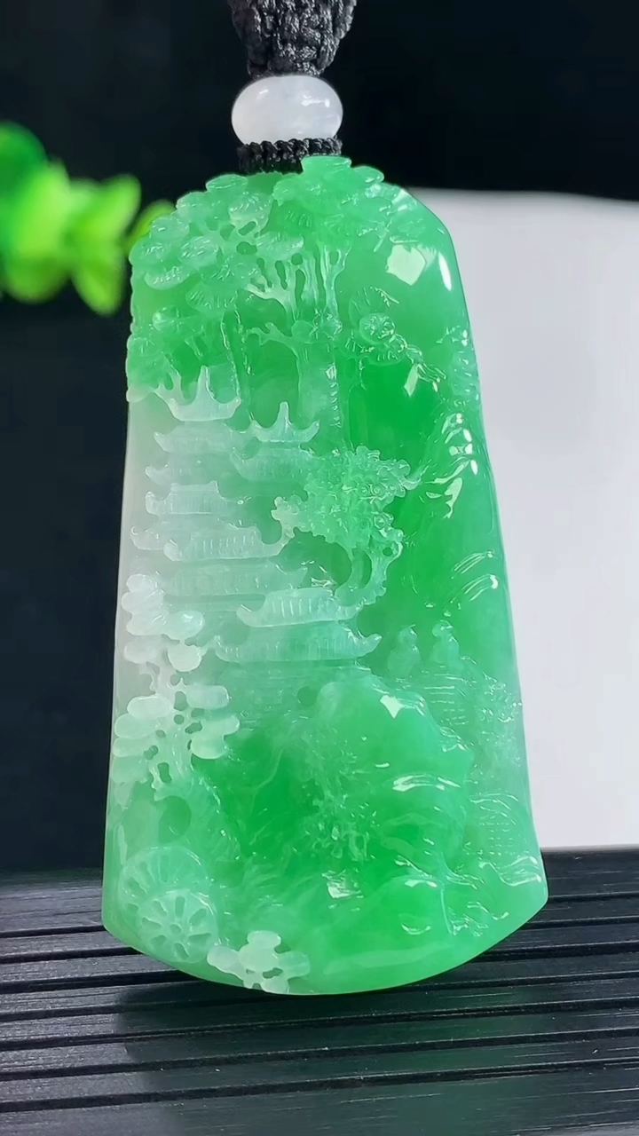 天然A货翡翠山水牌吊坠，尺寸57-31-10重量:36.06g
5月7日