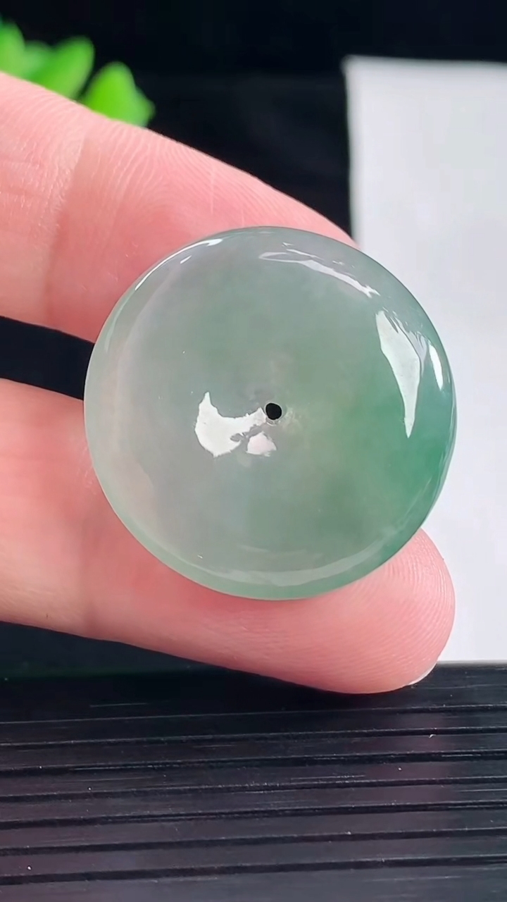 天然A货翡翠平安扣吊坠，尺寸28-5重量:8.10g
5月7日
