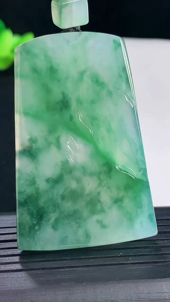 天然A货翡翠种飘花山水牌吊坠，尺寸53-34.5-5重量:23.81g
5月7日
