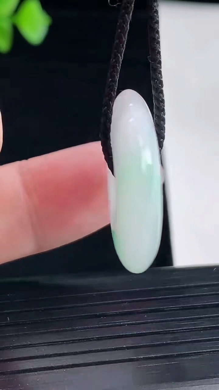 天然A货翡翠平安扣吊坠，尺寸26-6重量:8.50g
5月7日