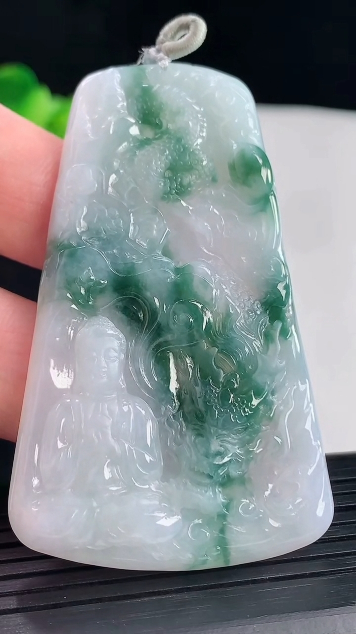 天然A货翡翠飘花祥龙大日如来佛吊坠，尺寸67-40-6重量:30.97g
5月7日