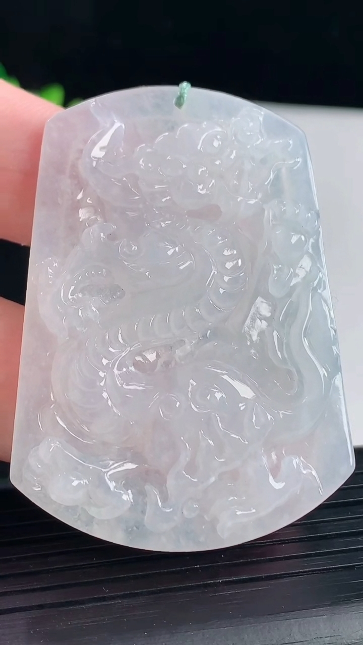 天然A货翡翠龙牌吊坠，尺寸55-39.5-5.2重量:22.96g
5月7日