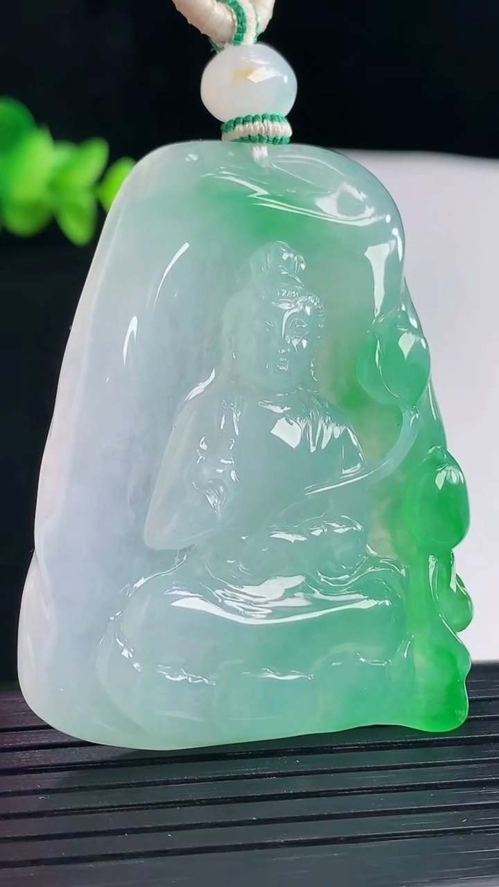天然A货翡翠大势至菩萨吊坠，尺寸56-41.6-7.2重量:38.06g
5月7日