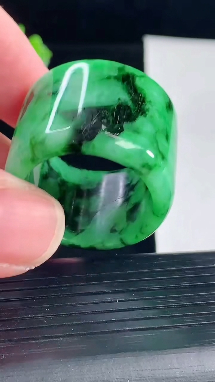 天然A货翡翠素面玉扳指，尺寸24-22-4重量:23.05g2026年5月7日
工厂直销收藏佳品,种好水足，色泽均匀，有种有色，上手高大气！