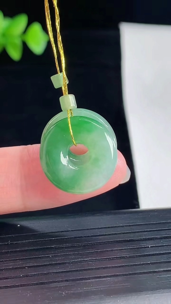 天然A货翡翠平安环吊坠一对，尺寸16.8-2.8重量:3.57g
5月7日