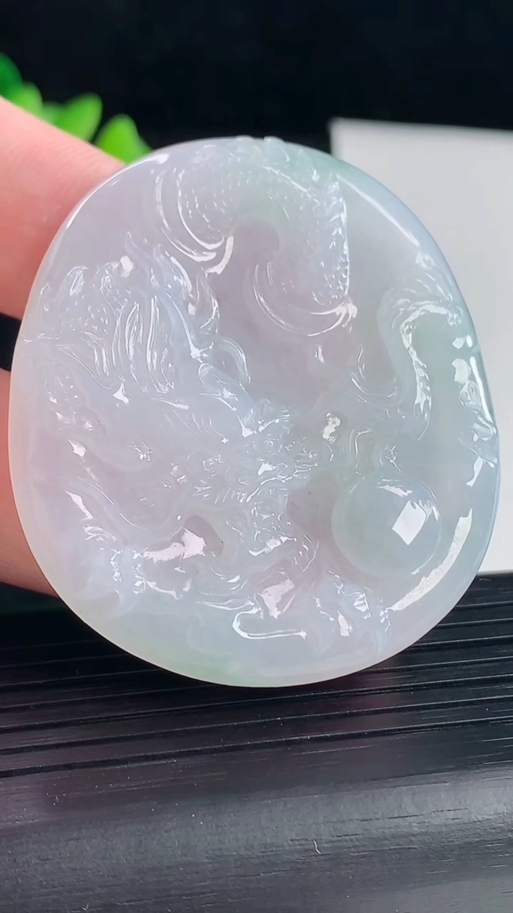 天然A货翡翠龙牌吊坠，尺寸50.5-44-4.2重量:20.20g
5月7日