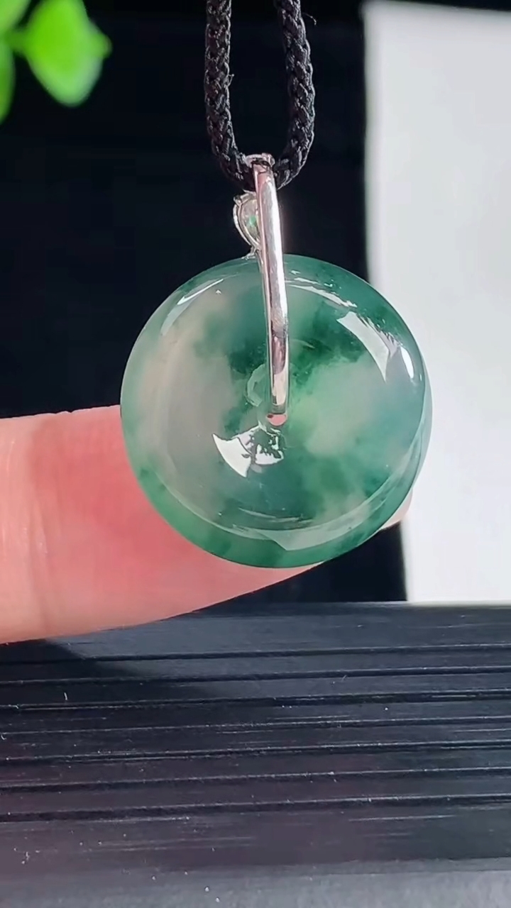 天然A货翡翠种飘花平安扣吊坠，尺寸20-6重量:4.91g
5月7日