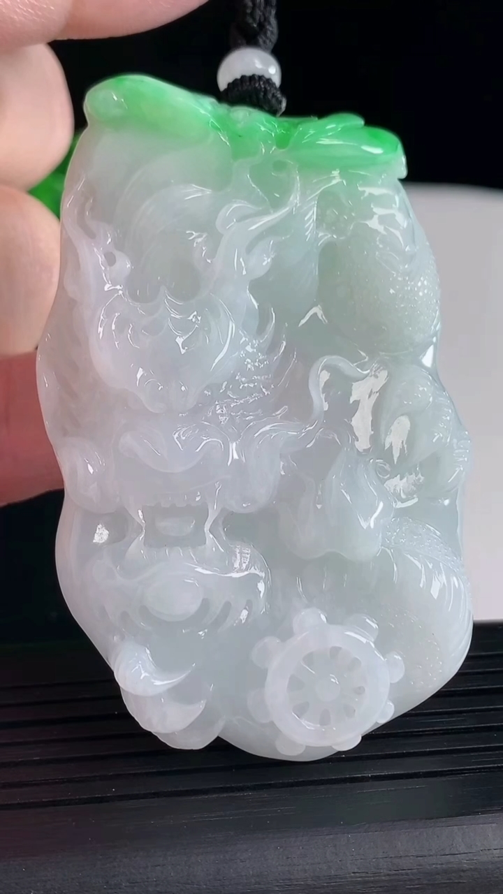 天然A货翡翠龙牌吊坠，尺寸65.8-42-11重量:65.23g
5月7日