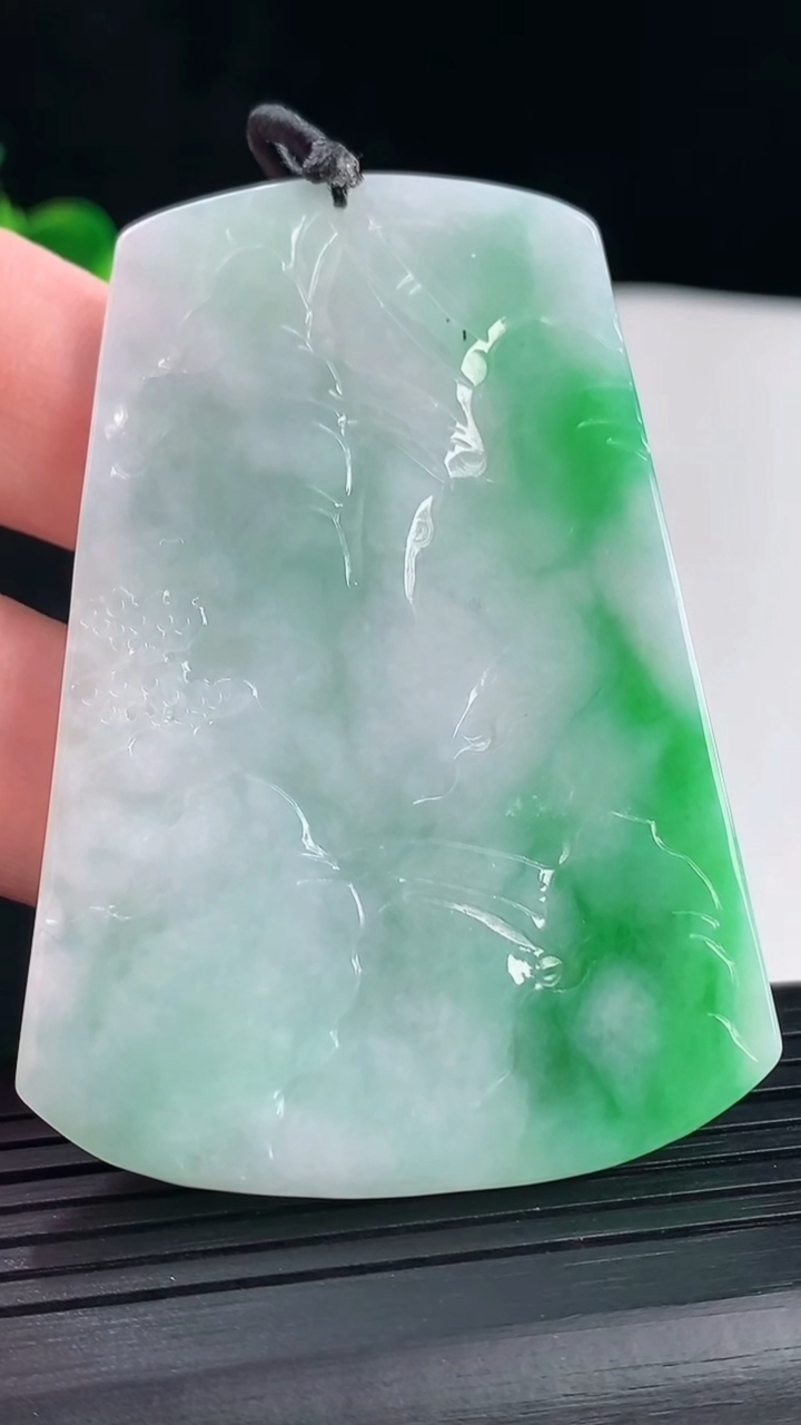 天然A货翡翠山水牌吊坠，尺寸67-47-6重量:39.80g
5月7日