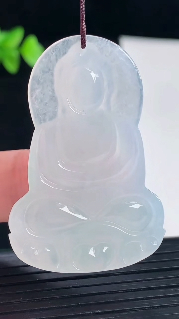 天然A货翡翠大日如来佛吊坠，尺寸46-31-5.6重量:12.56g
5月7日