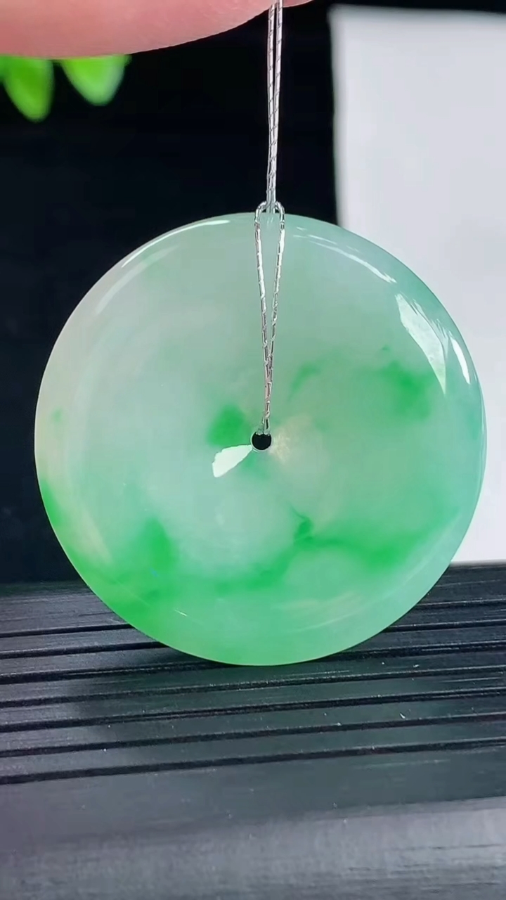 天然A货翡翠平安扣吊坠，尺寸35-5.2重量:13.46g
5月7日