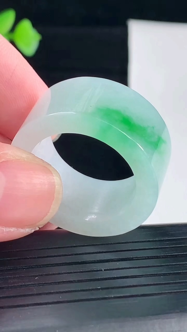 天然A货翡翠素面玉扳指，尺寸22.5-14-4.6重量:17.10g
5月7日