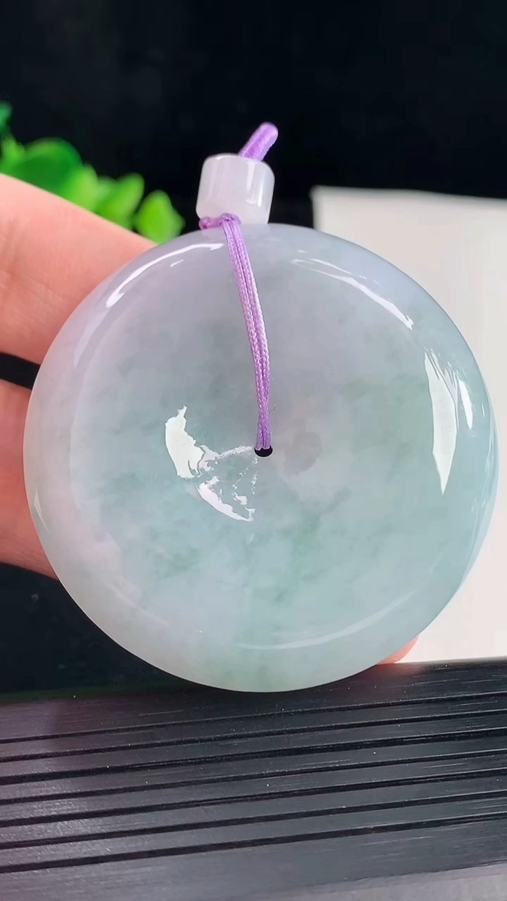 天然A货翡翠紫罗兰 飘花平安扣吊坠，尺寸51-12.2重量:67.08g
5月7日