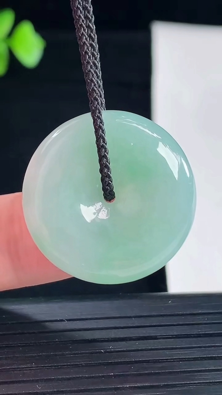 天然A货翡翠平安扣吊坠，尺寸25.6-6重量:8.28g
5月7日