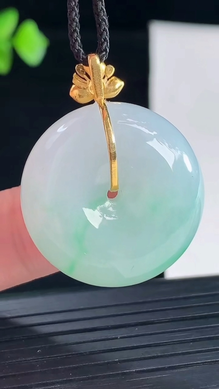 天然A货翡翠路路通吊坠，尺寸26-11重量:15.53g
5月7日