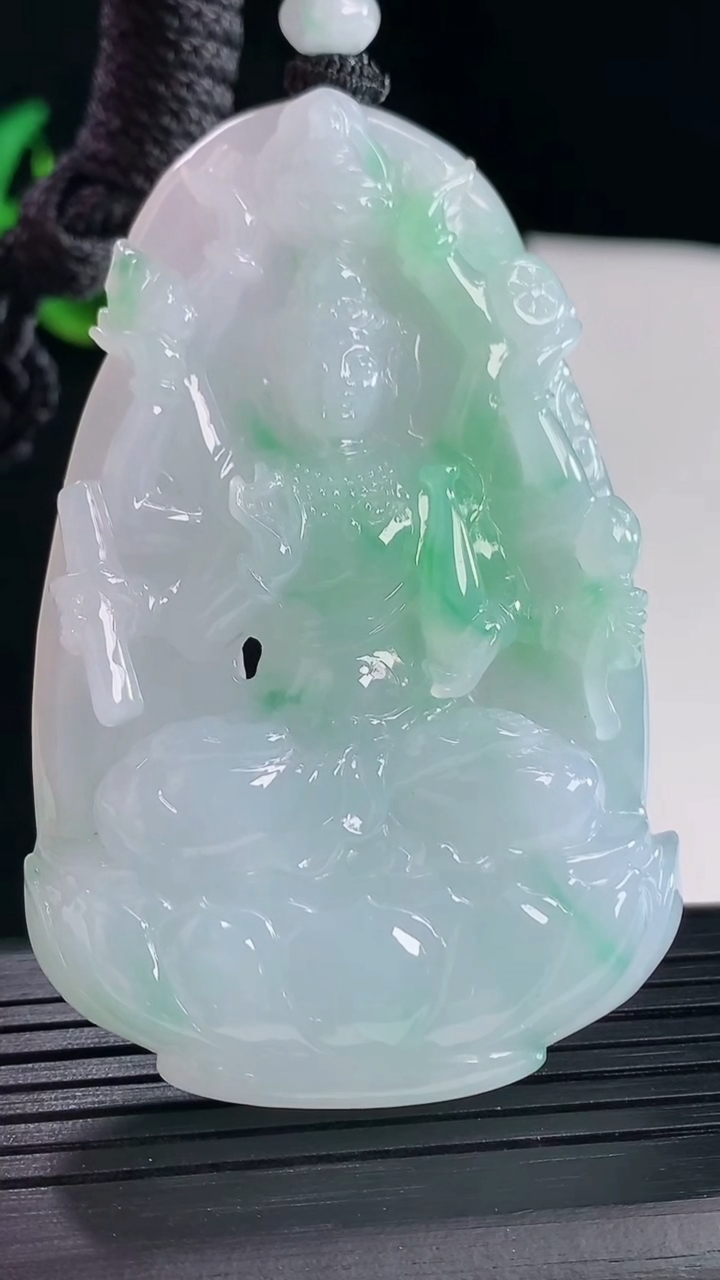 天然A货翡翠千手观音菩萨吊坠，尺寸67-43.6-10重量:52.15g
5月7日