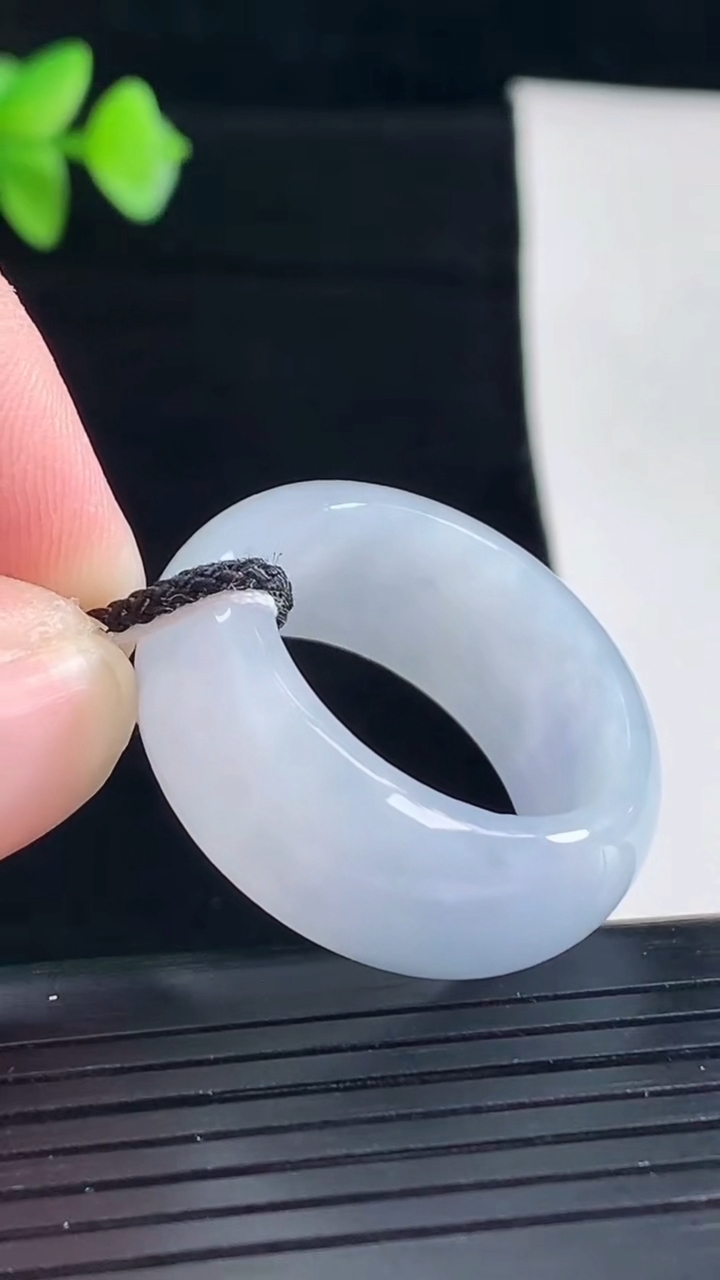 天然A货翡翠紫罗兰素面玉扳指，尺寸21.5-11.5-4.5重量:10.81g
5月7日