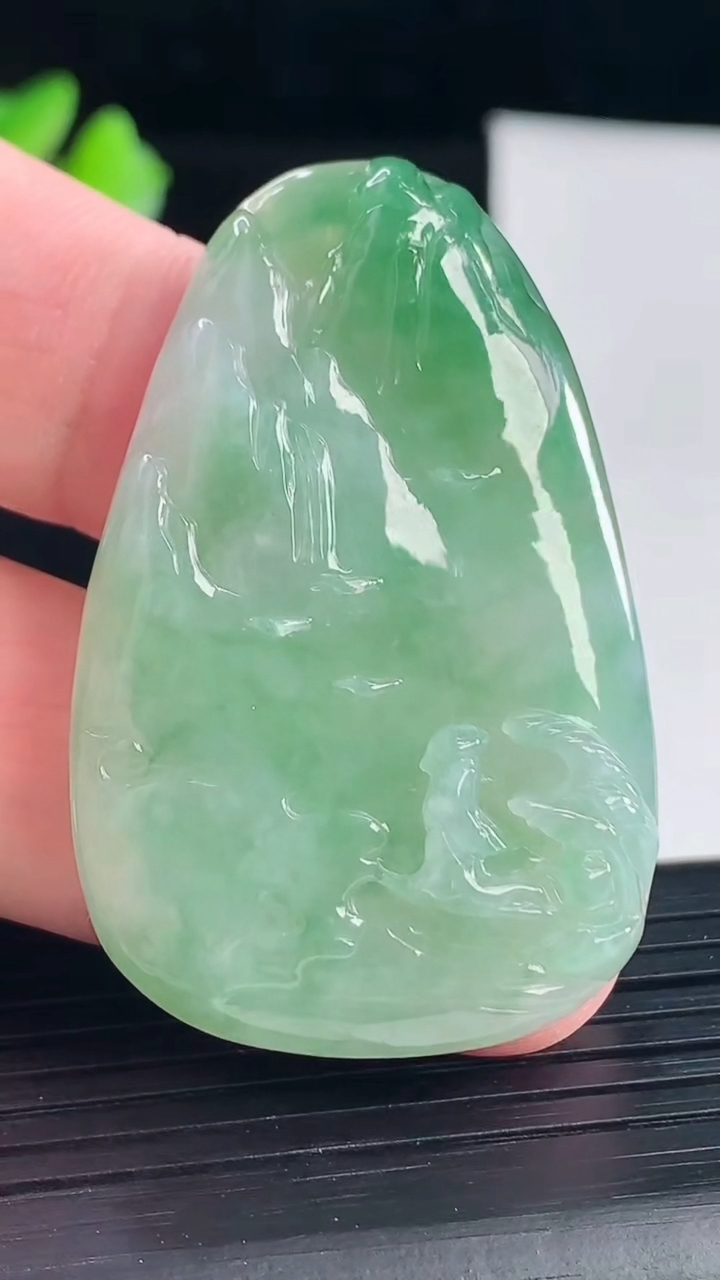 天然A货翡翠山水牌吊坠，尺寸47-30.2-5.5重量:15.26g
5月7日