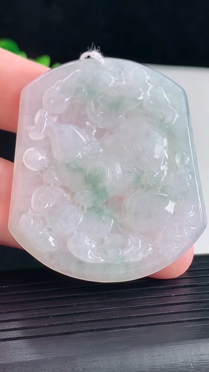 天然A货翡翠飘花生肖鼠吊坠，尺寸53.5-45-5.6重量:29.63g
5月7日