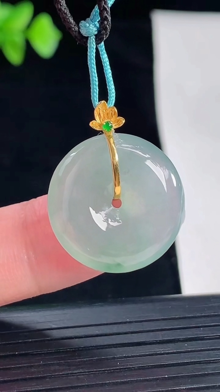 天然A货翡翠种飘花平安扣吊坠，尺寸20.5-5.5重量:4.63g
5月7日