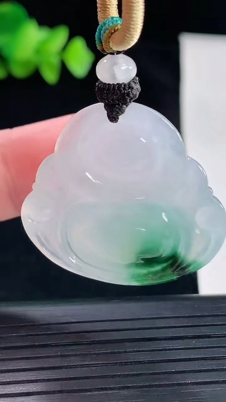 天然A货翡翠冰种飘花佛公吊坠，尺寸31.5-33-7重量:12.45g
5月7日
