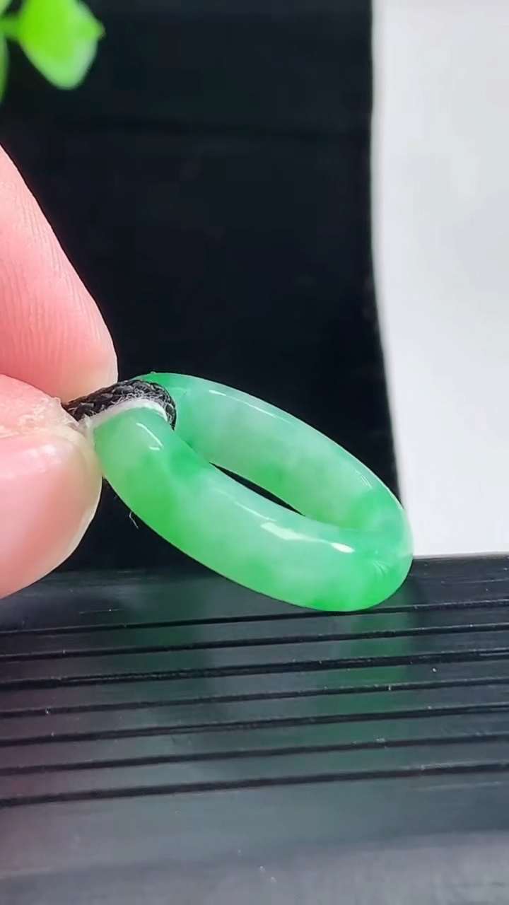 天然A货翡翠玉指环 戒指，尺寸17-5.5-3.5重量:3.69g2026年5月7日
工厂直销收藏佳品,种好水足，色泽均匀，有种有色，上手高大气！