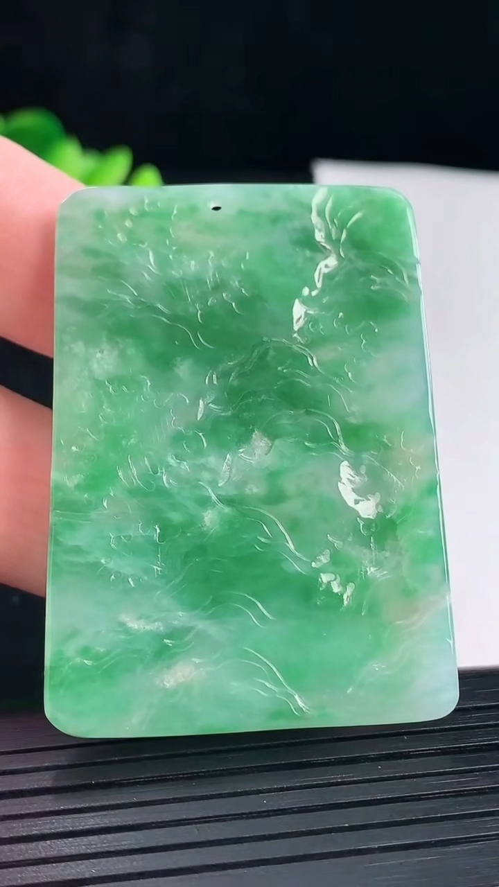 天然A货翡翠山水牌吊坠，尺寸54.2-39.2-5重量:25.27g
5月7日
