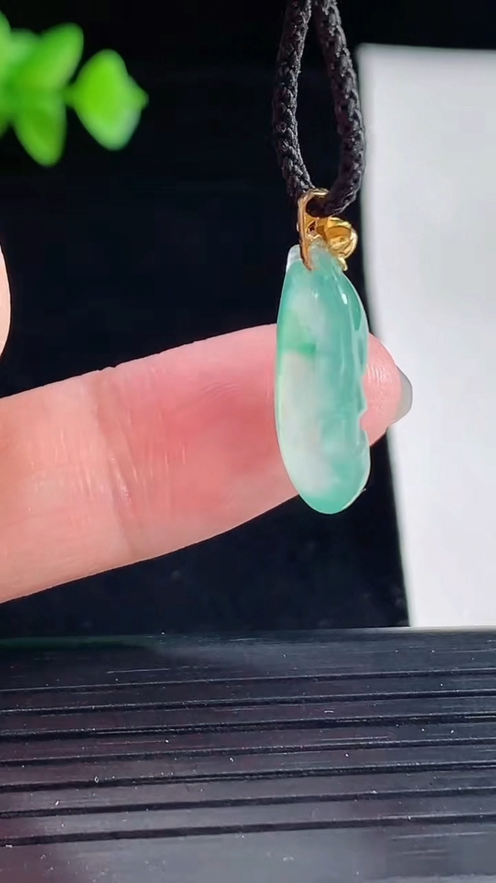 天然A货翡翠如意吊坠，尺寸19-10-4.5重量:1.71g
5月7日