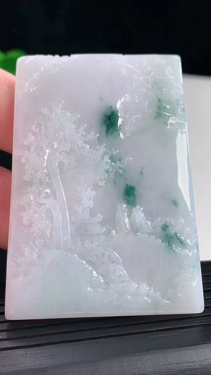 天然A货翡翠紫罗兰 飘花山水牌吊坠，尺寸63-45-5.2重量:42.18g
5月7日