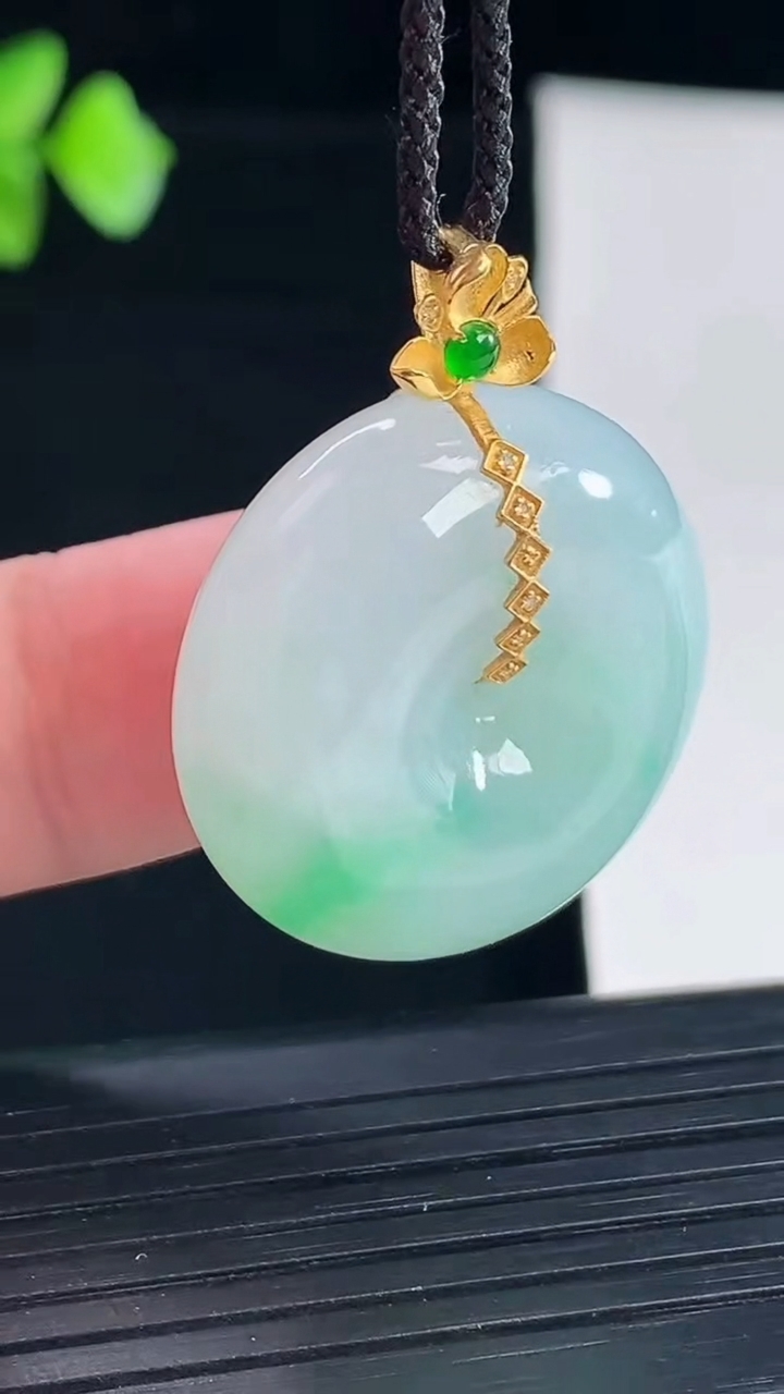 天然A货翡翠路路通吊坠，尺寸26-11重量:15.53g
5月7日