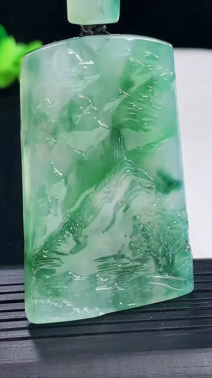 天然A货翡翠种飘花山水牌吊坠，尺寸53-34.5-5重量:23.81g
5月7日