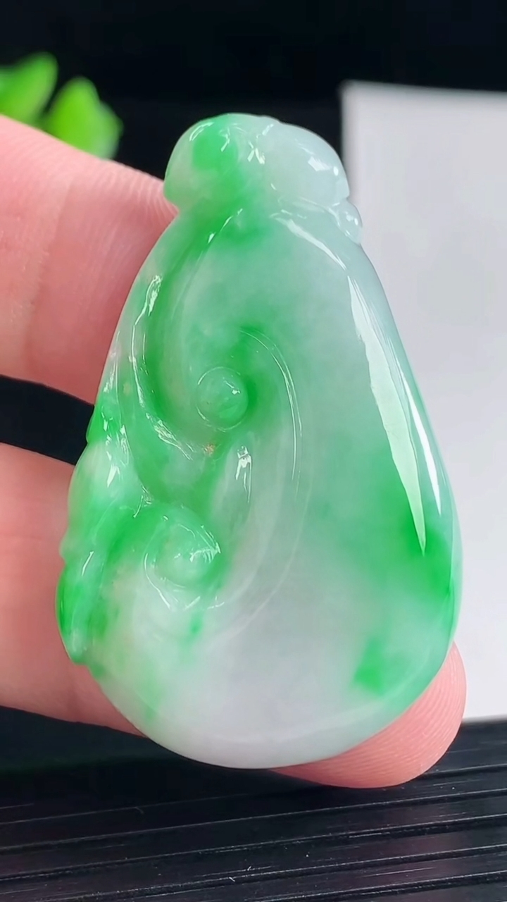 天然A货翡翠如意吊坠，尺寸45-28-6.2重量:14.39g
5月7日
