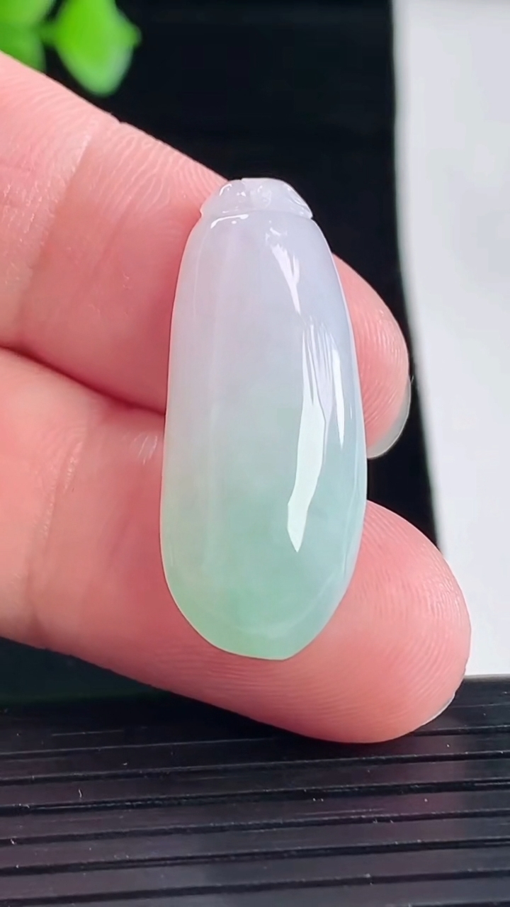 天然A货翡翠福瓜吊坠，尺寸31.6-13-5.6重量:4.75g
5月7日