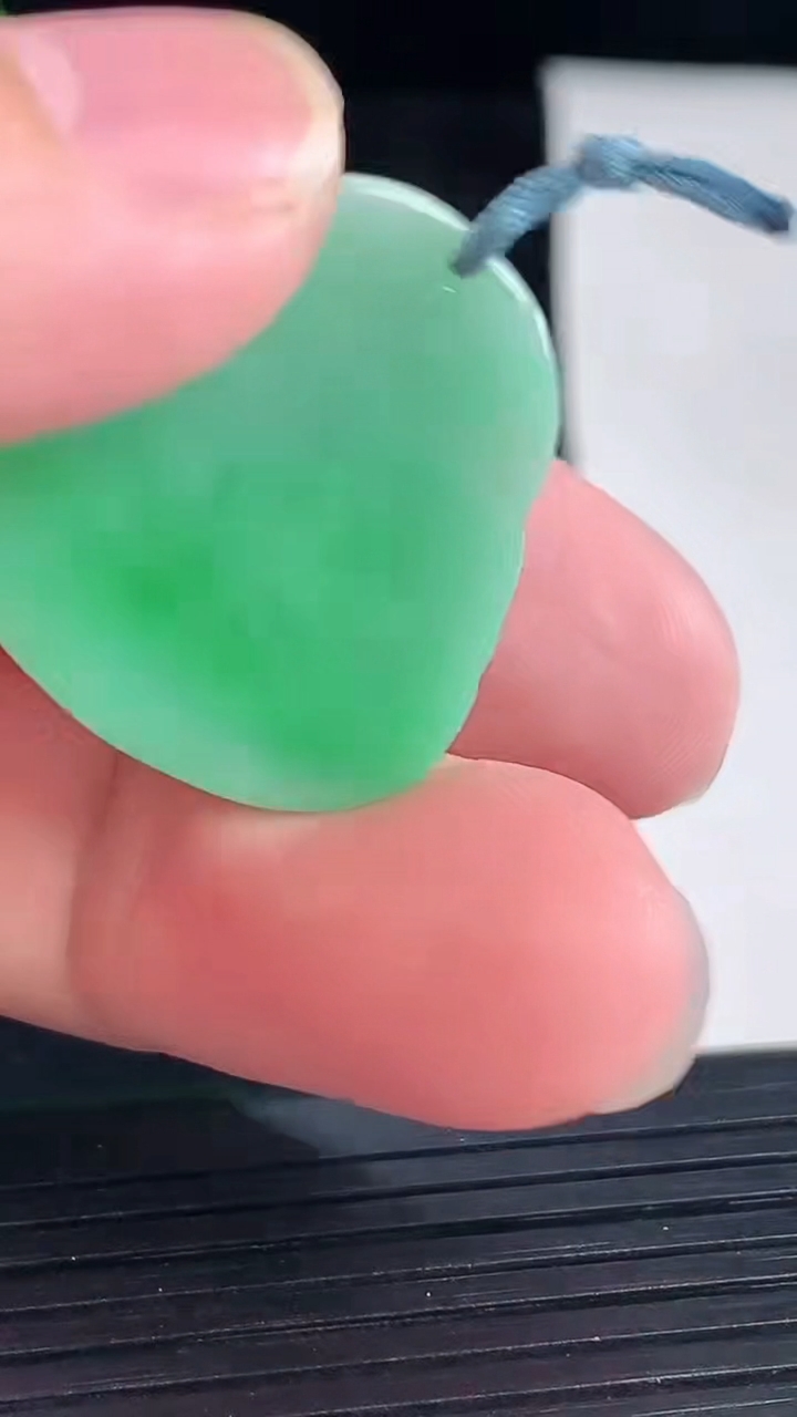 天然A货翡翠佛公吊坠，尺寸27-28-6重量:7.41g
5月7日