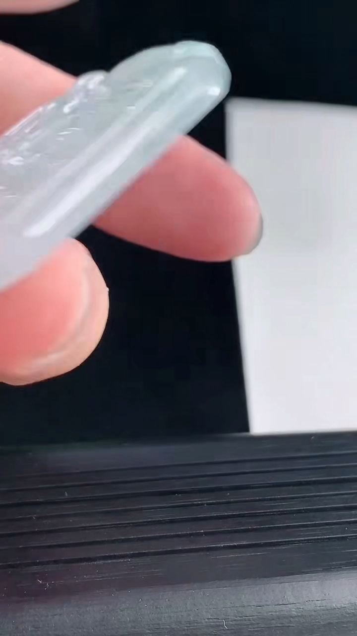 天然A货翡翠飘花生肖马吊坠，尺寸51.5-44-5.2重量:24.11g
5月7日