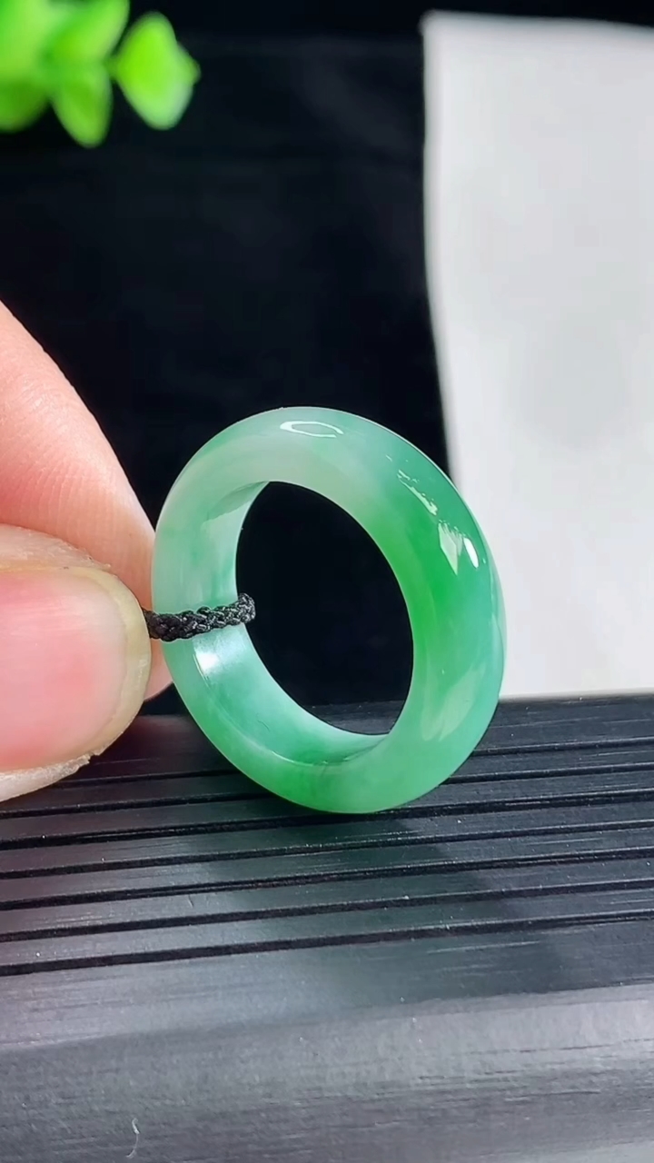 天然A货翡翠玉指环 戒指，尺寸18.5-6.5-4.5重量:5.16g2026年5月7日
工厂直销收