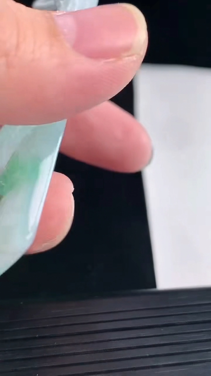 天然A货翡翠文殊菩萨吊坠，尺寸67-40.5-5.5重量:30.94g
5月7日